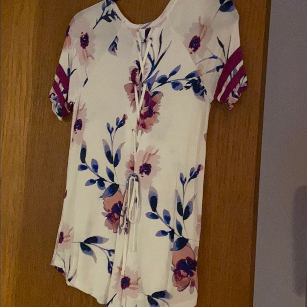 24/7 floral top white with pink flowers. - Picture 2 of 3